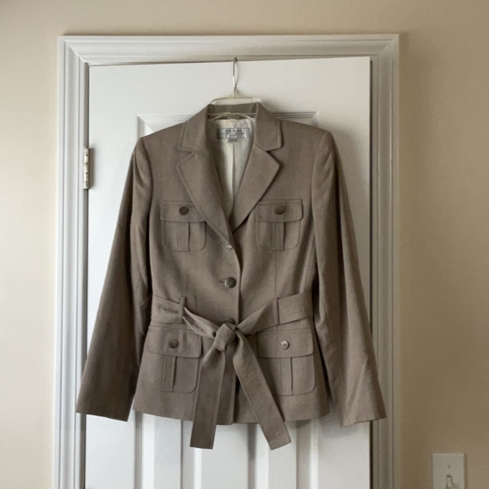 Tahari women’s business suit size 6 petite